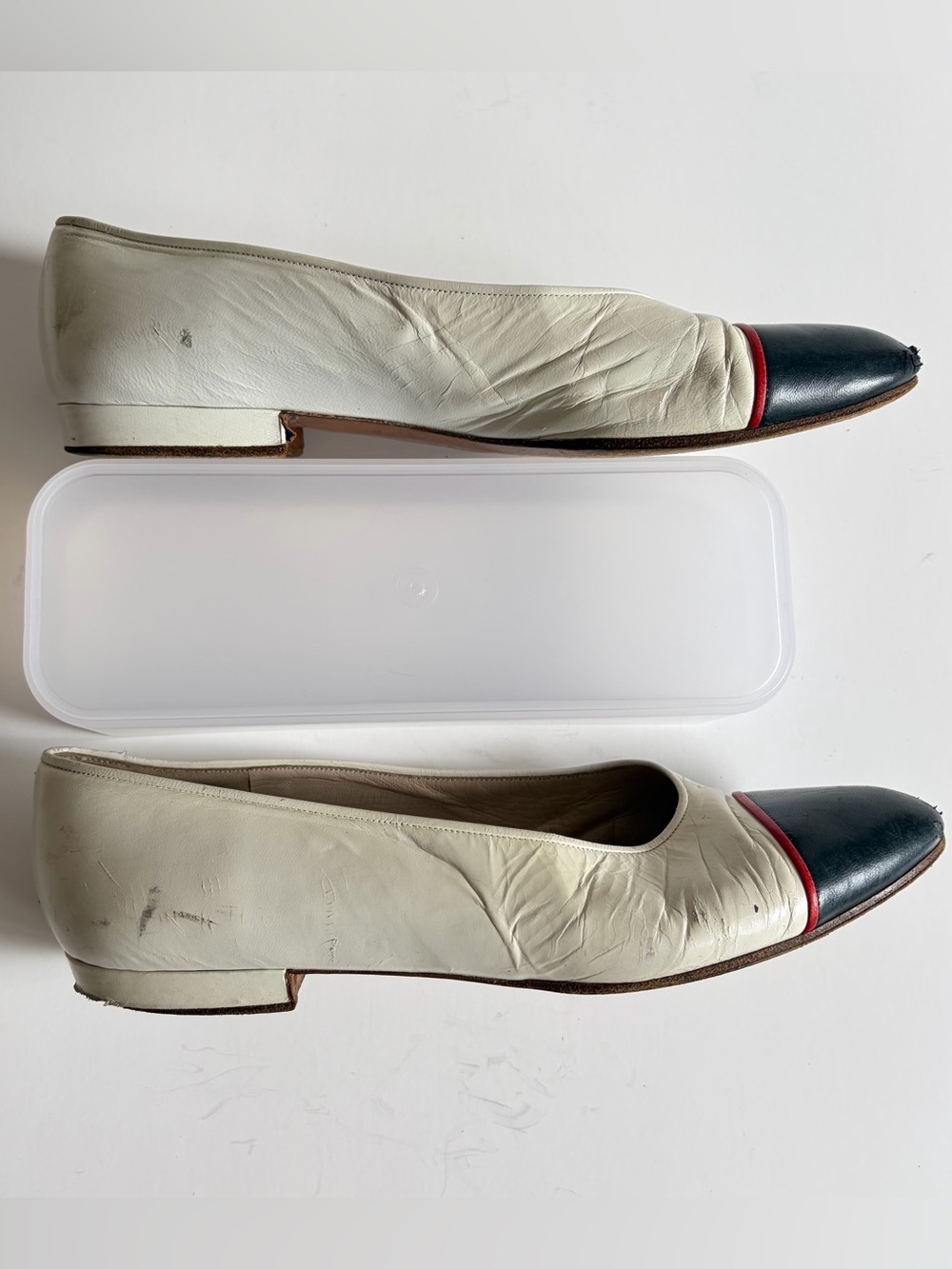 CHANEL Vintage White Leather Ballet Flats with Navy Cap Toe and Red Trim - Picture 4 of 9